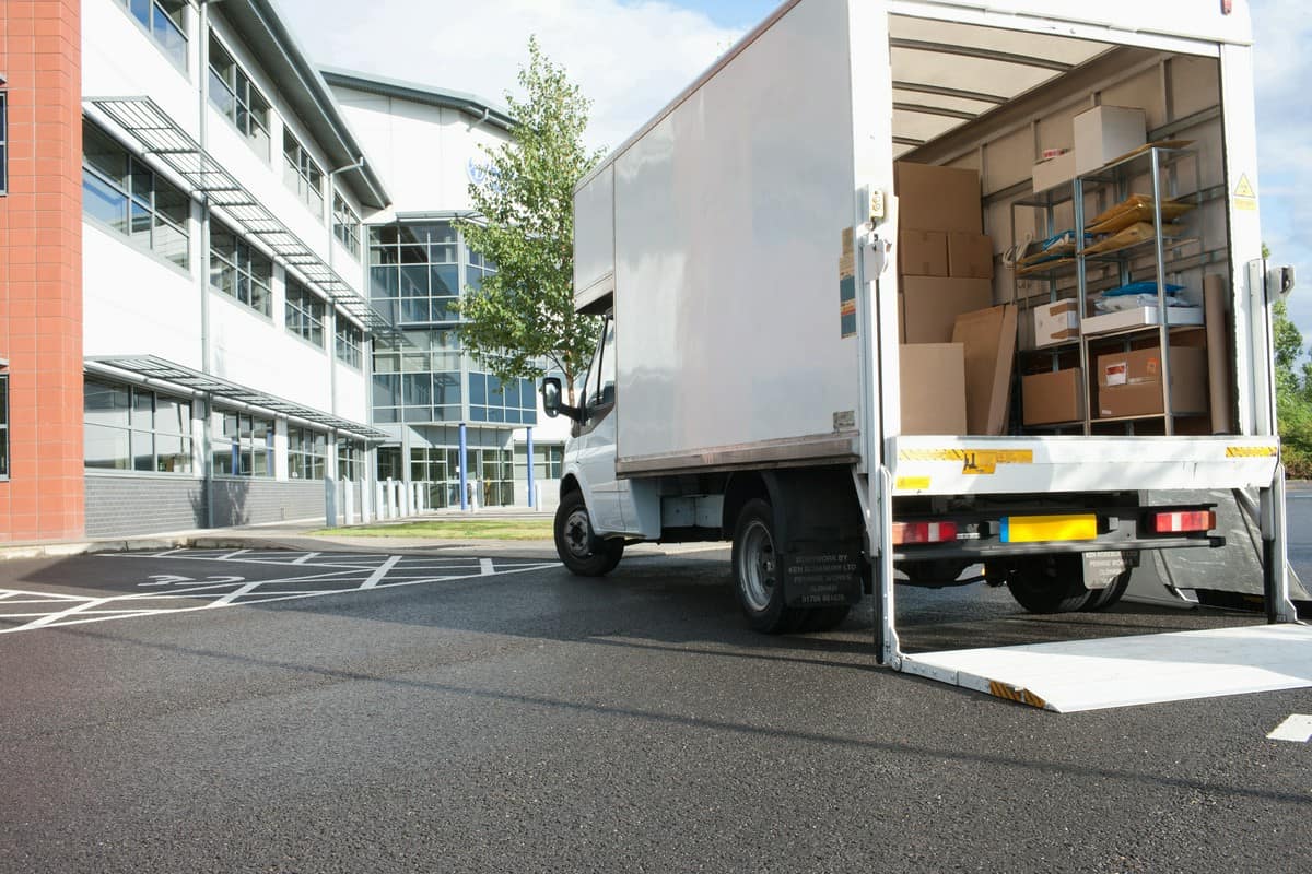 ciężarówka firmy przeprowadzkowej zapakowana kartonami